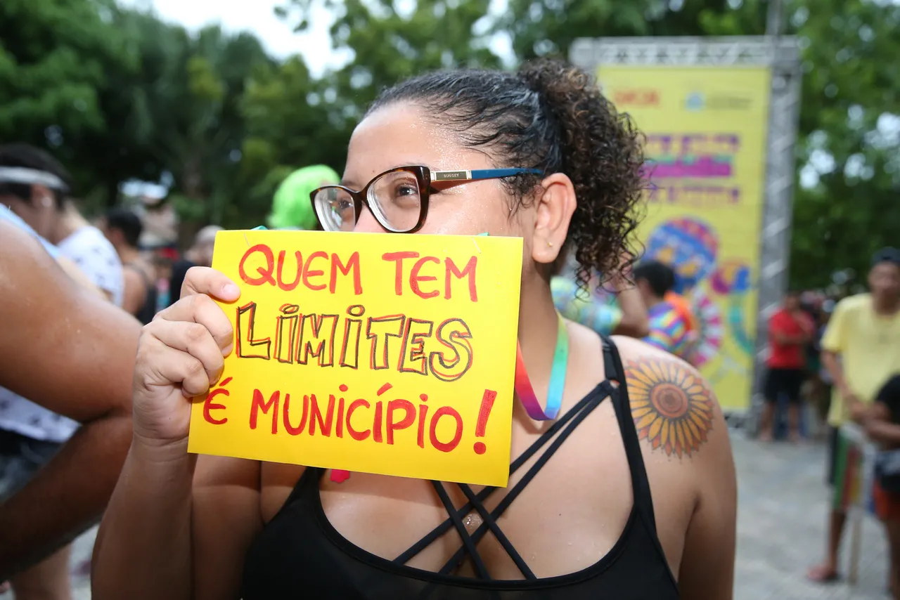 Foliões que gostam de uma festa acompanham vários blocos