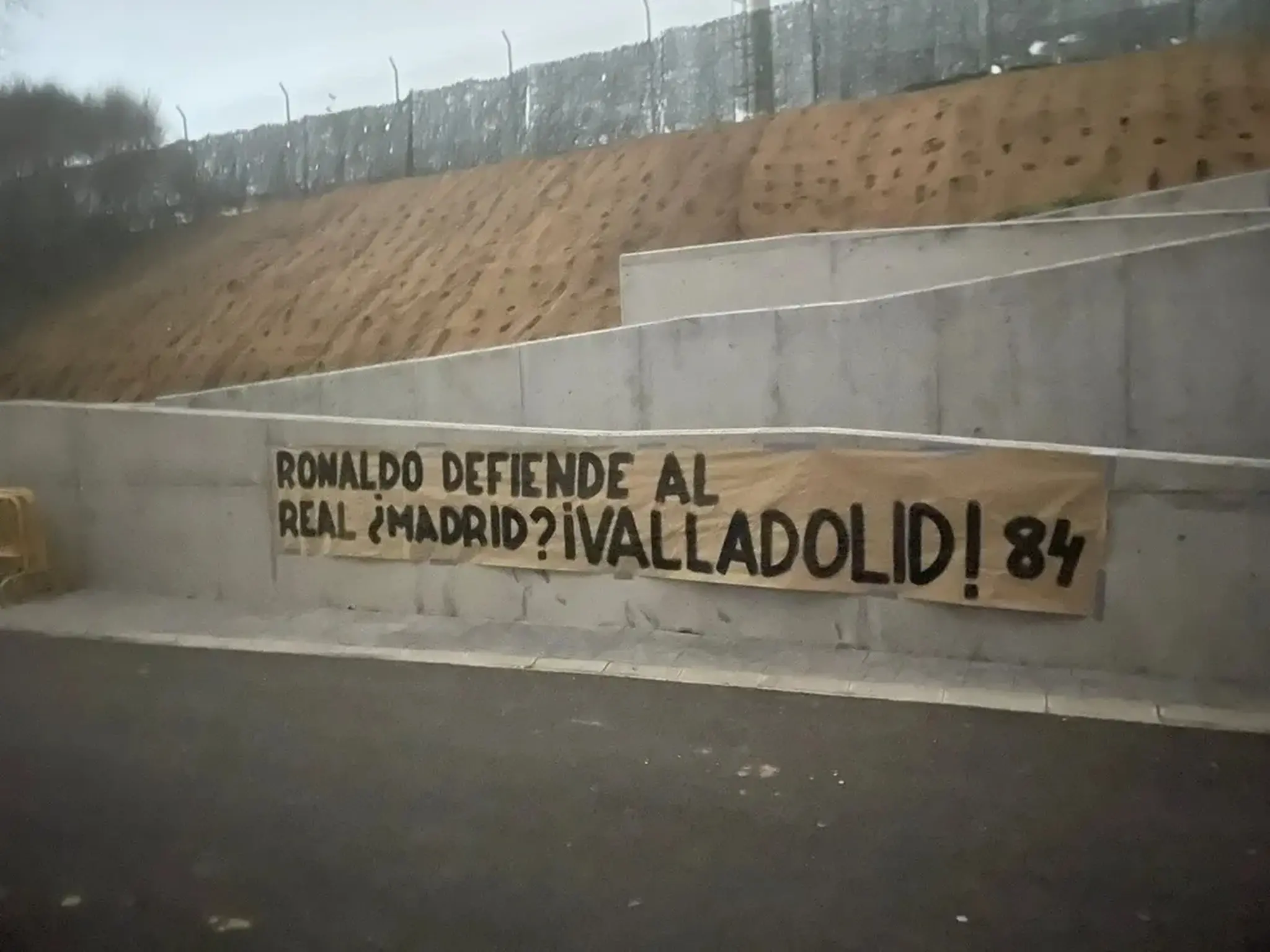 Imagem da notícia: Torcida do Valladolid critica Ronaldo Fenômeno após dono do clube condenar racismo a Vinicius Júnior