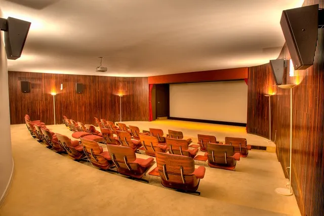 O auditório do subsolo também funciona como cinema privativo.