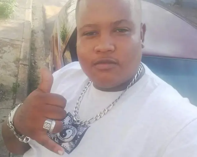 Imagem da notícia: Jovem morre na porta de hospital após ter atendimento negado por falta de maca para obeso