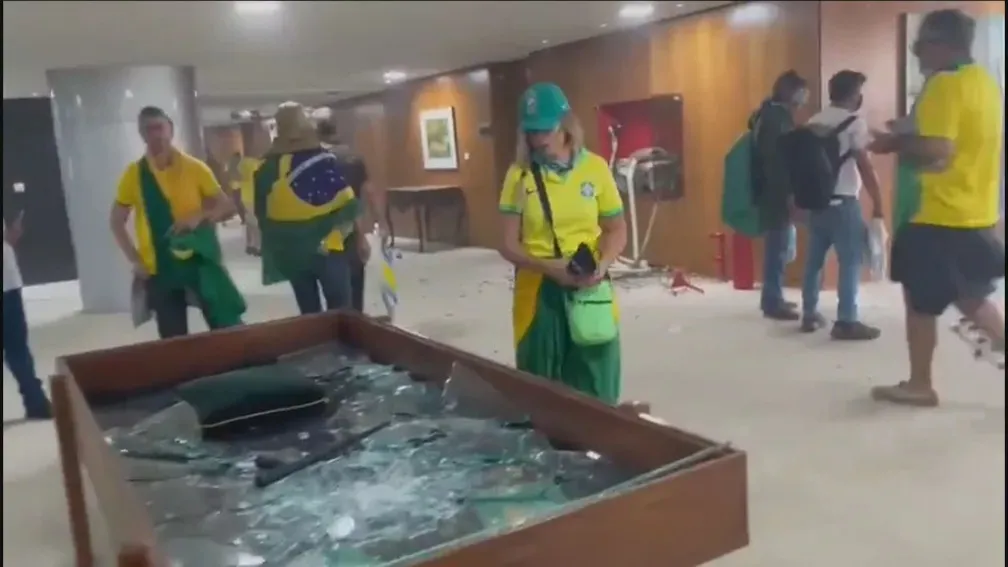 Manifestantes depredaram patrimônio público.