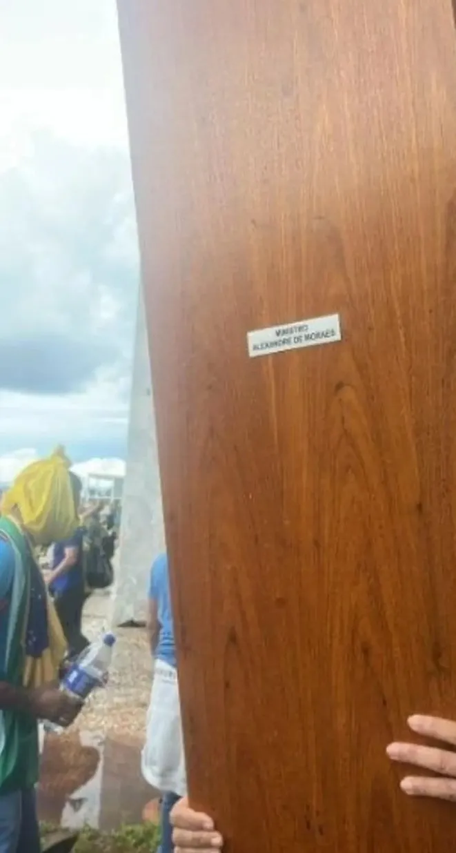 Porta do gabinete do ministro Alexandre de Moraes foi arrancada por bolsonaristas.