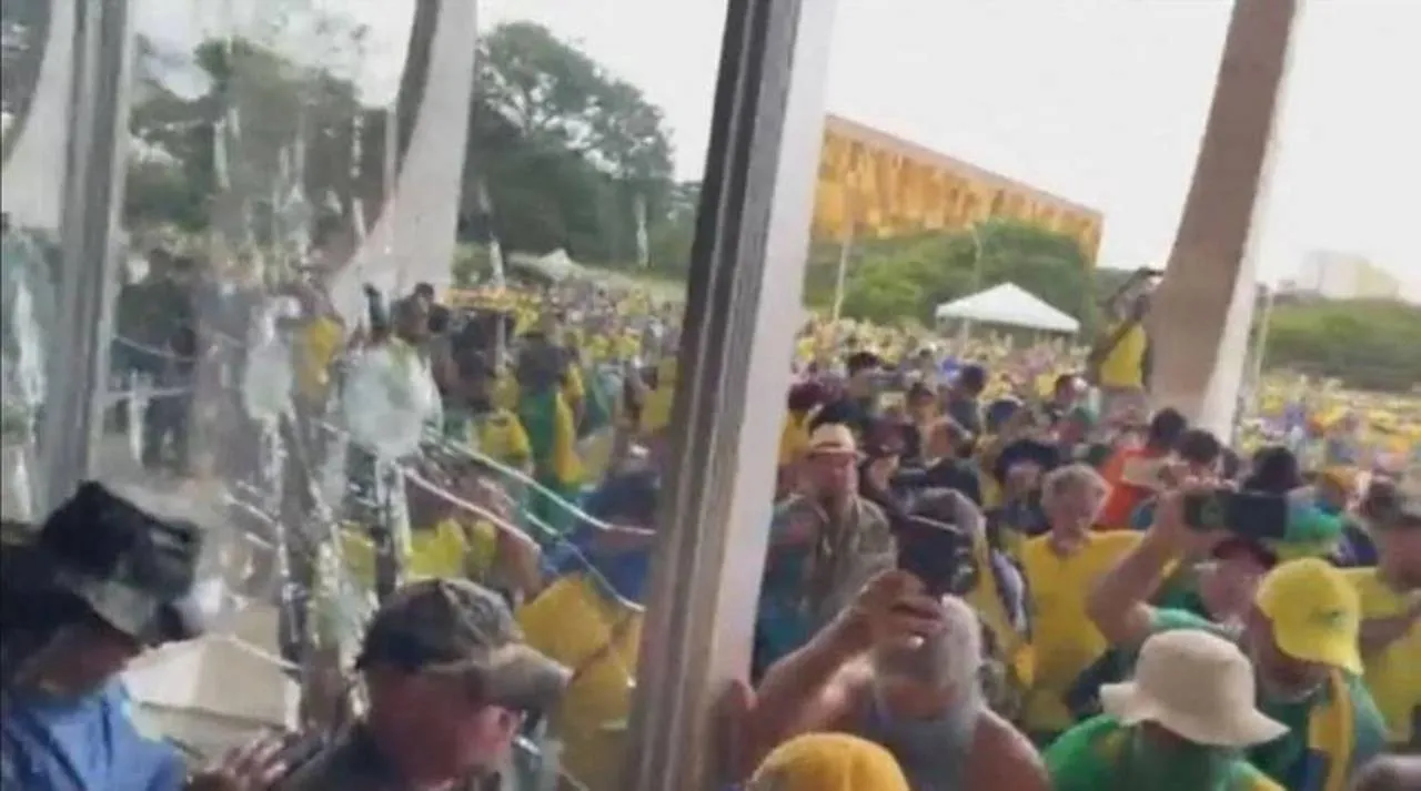 Manifestantes usam bandeiras do Brasil e blusas da seleção brasileira
