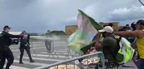 Policiais utilizaram spray de pimenta para tentar conter os manifestantes