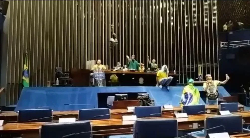 Manifestantes entraram no plenário do Congresso