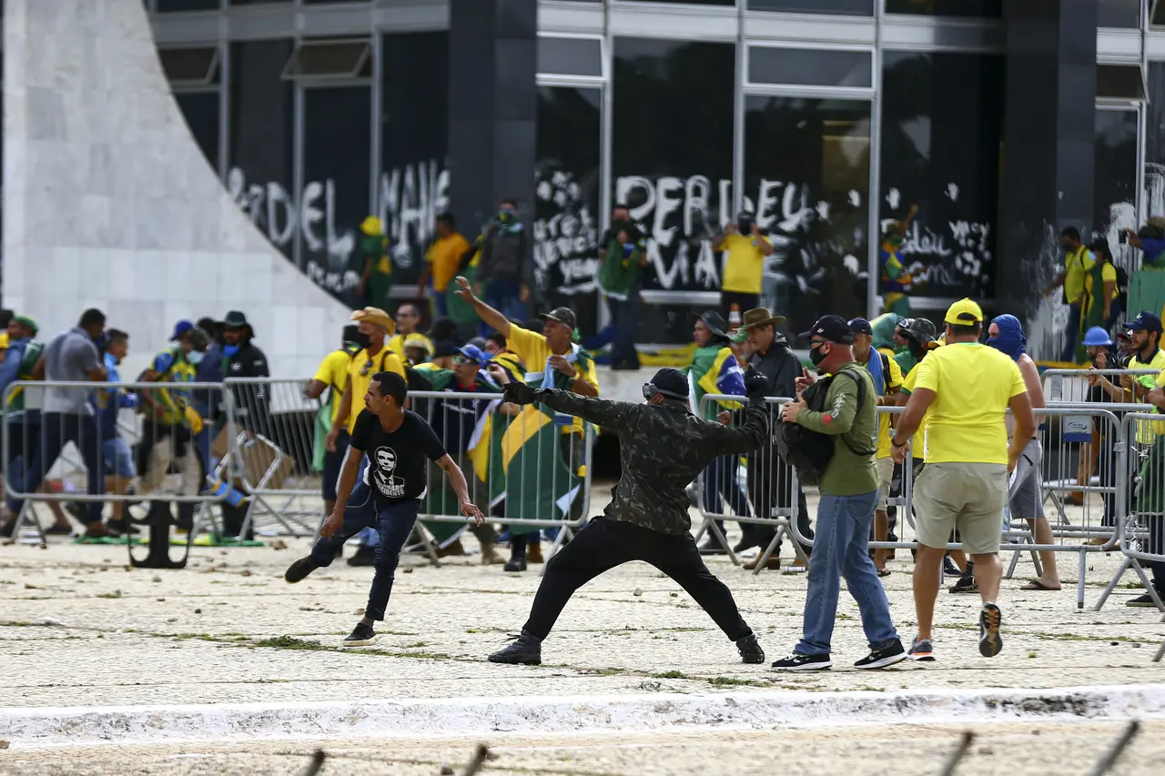 Imagem da notícia: Alexandre de Moraes determina afastamento de Ibaneis Rocha do governo do Distrito Federal