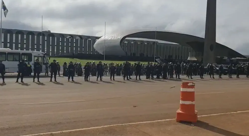 Imagem da notícia: Acampamento no DF começa a ser desocupado após decisão de Moraes 