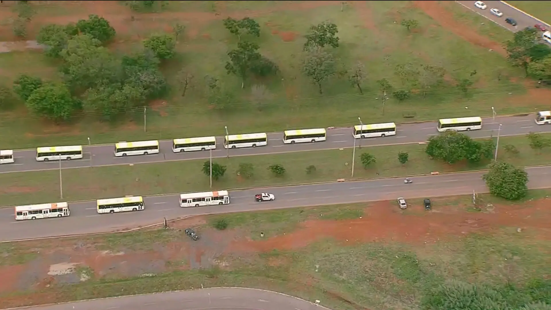 Imagem da notícia: 1.200 pessoas são detidas em acampamento em Brasília e levadas para sede da Polícia Federal