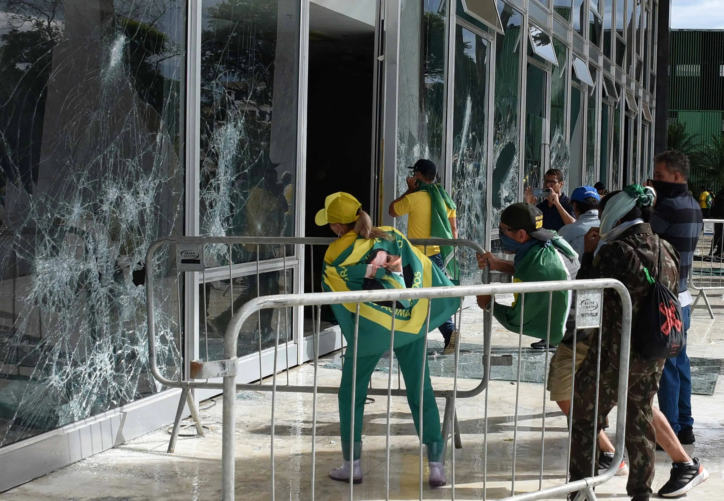 Imagem da notícia: Pesquisa Opnus: 86% dos cearenses reprovam atos terroristas em Brasília