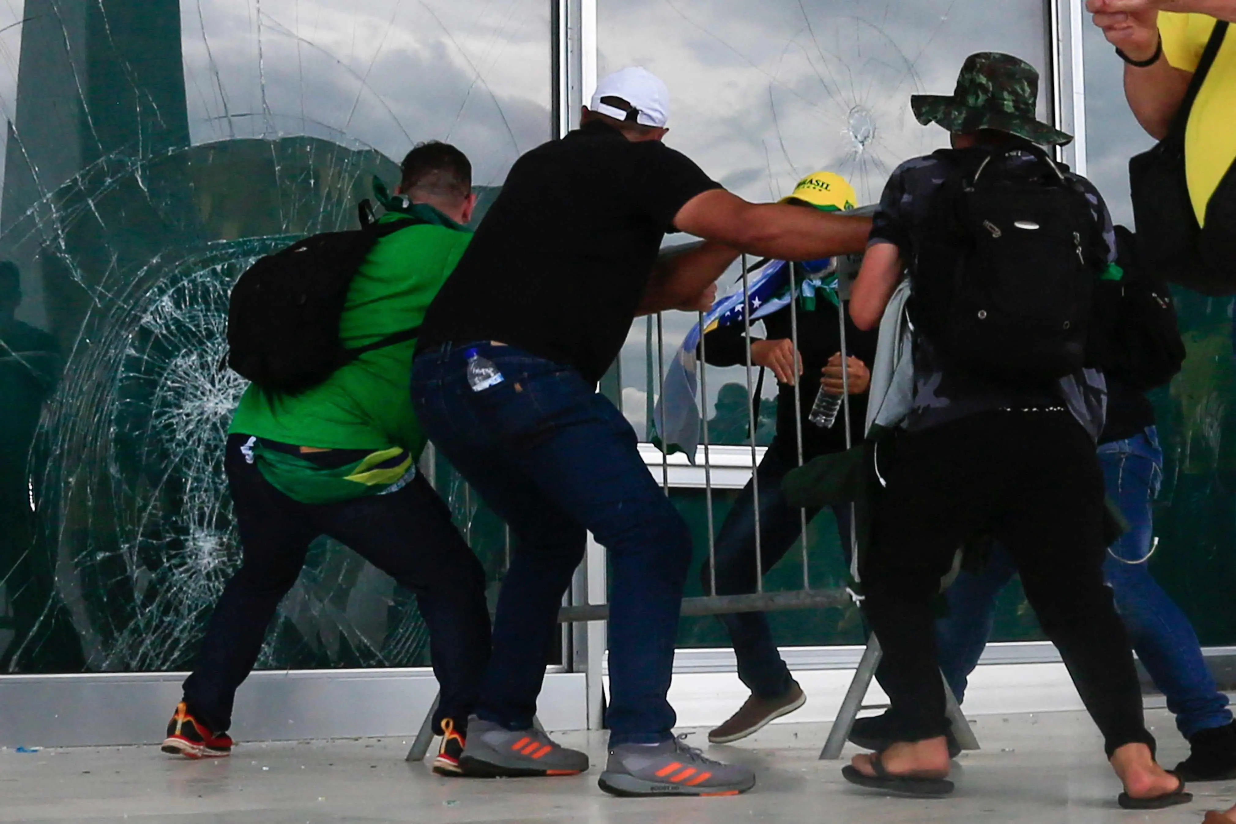 Imagem da notícia: Quais crimes os presos podem responder pelos atos terroristas em Brasília