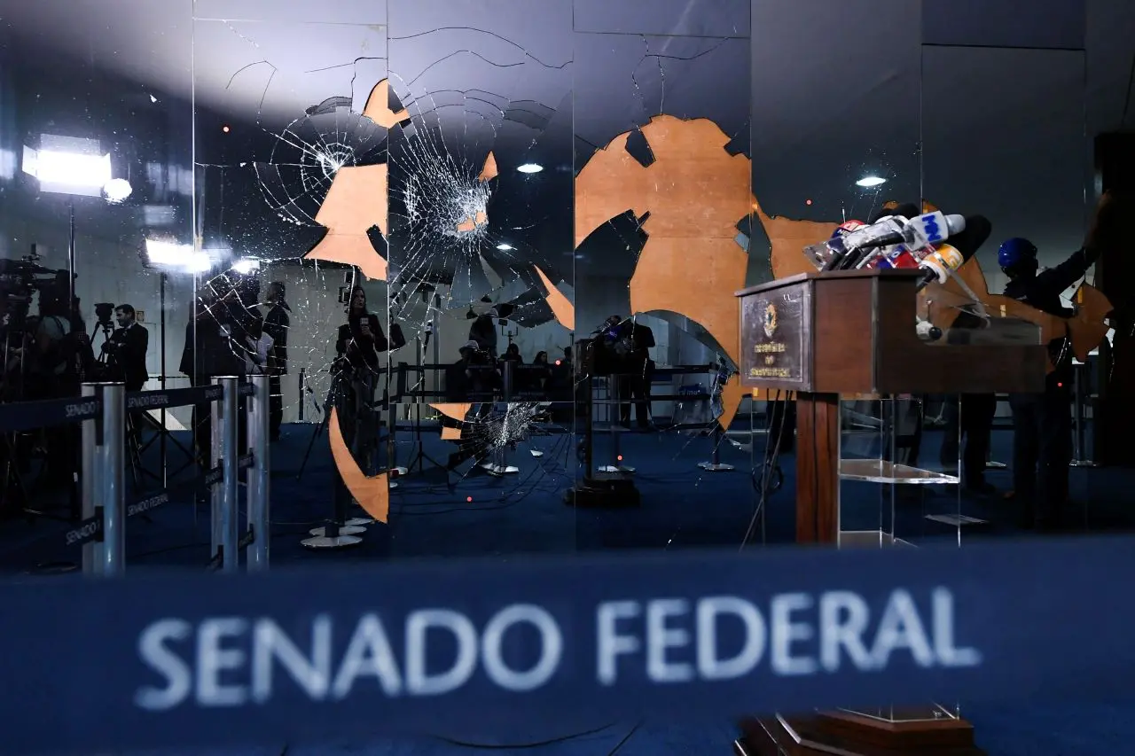 Imagem da notícia: Senadores aprovam intervenção federal na Segurança do DF