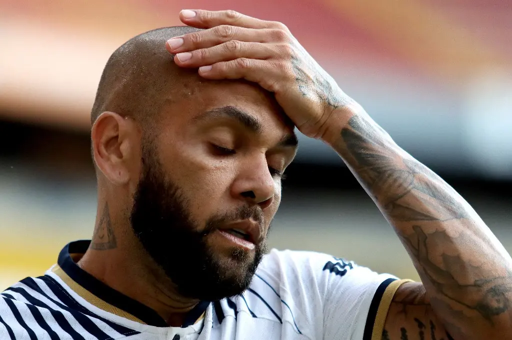 Imagem da notícia: Mulher que acusa Daniel Alves de estupro irá processar mãe de jogador após divulgação de imagem