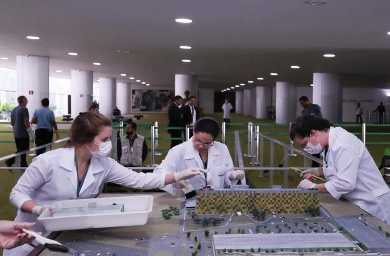 Especialistas em conservação das Casas legislativas avaliam danos e reparos.