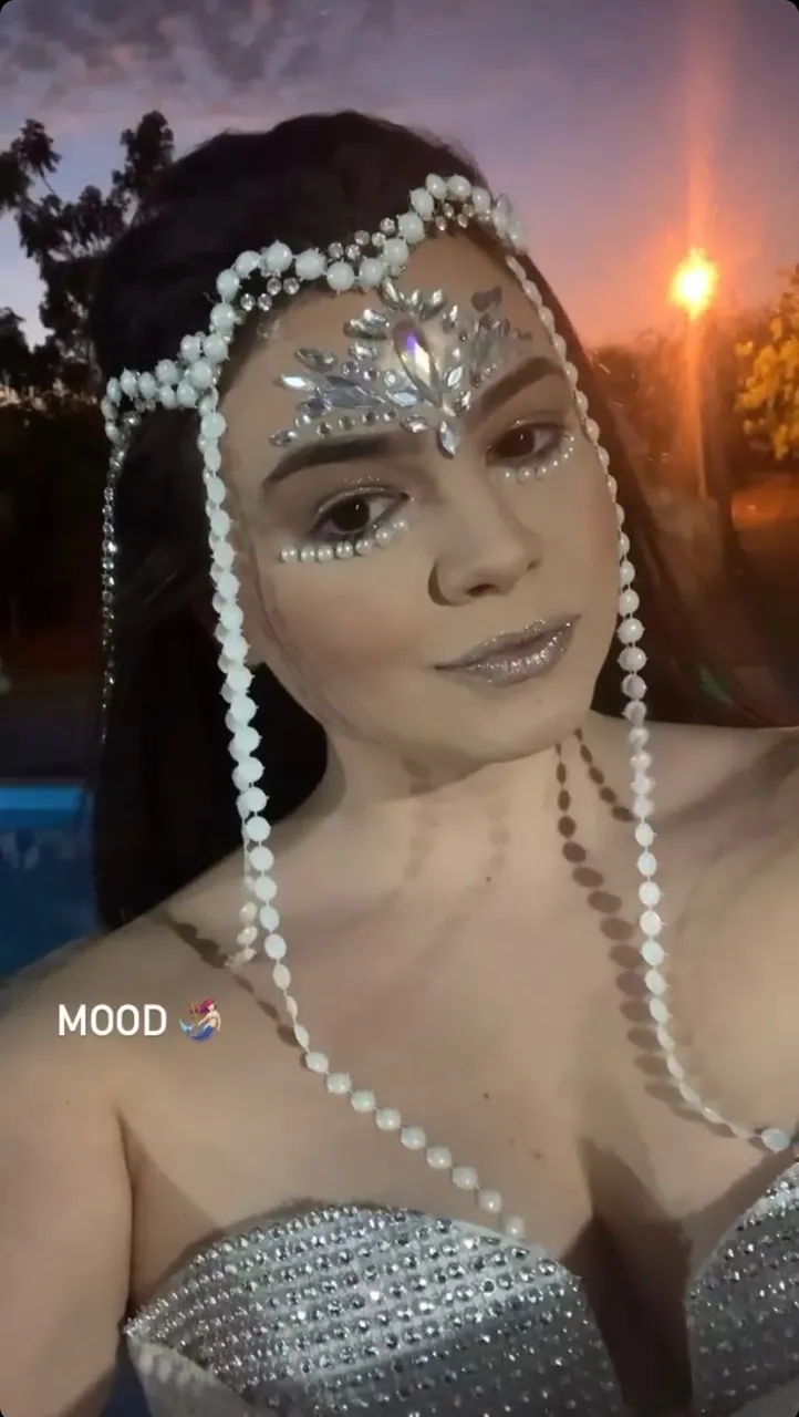 Para se fantasiar de sereia, Yanna apostou em um biquíni branco com aplicações em glitter