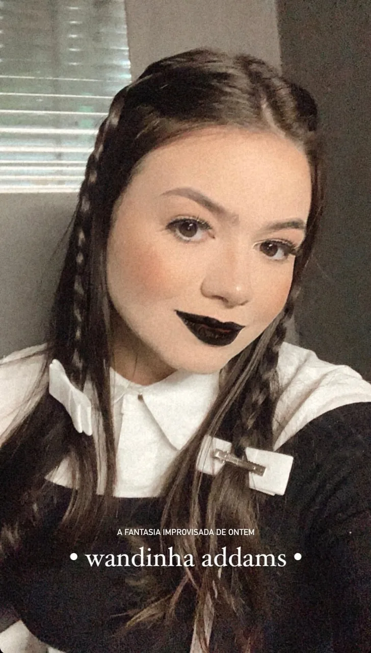 Yanna se fantasiou de Wandinha Addams com uma camisa branca e um vestido preto