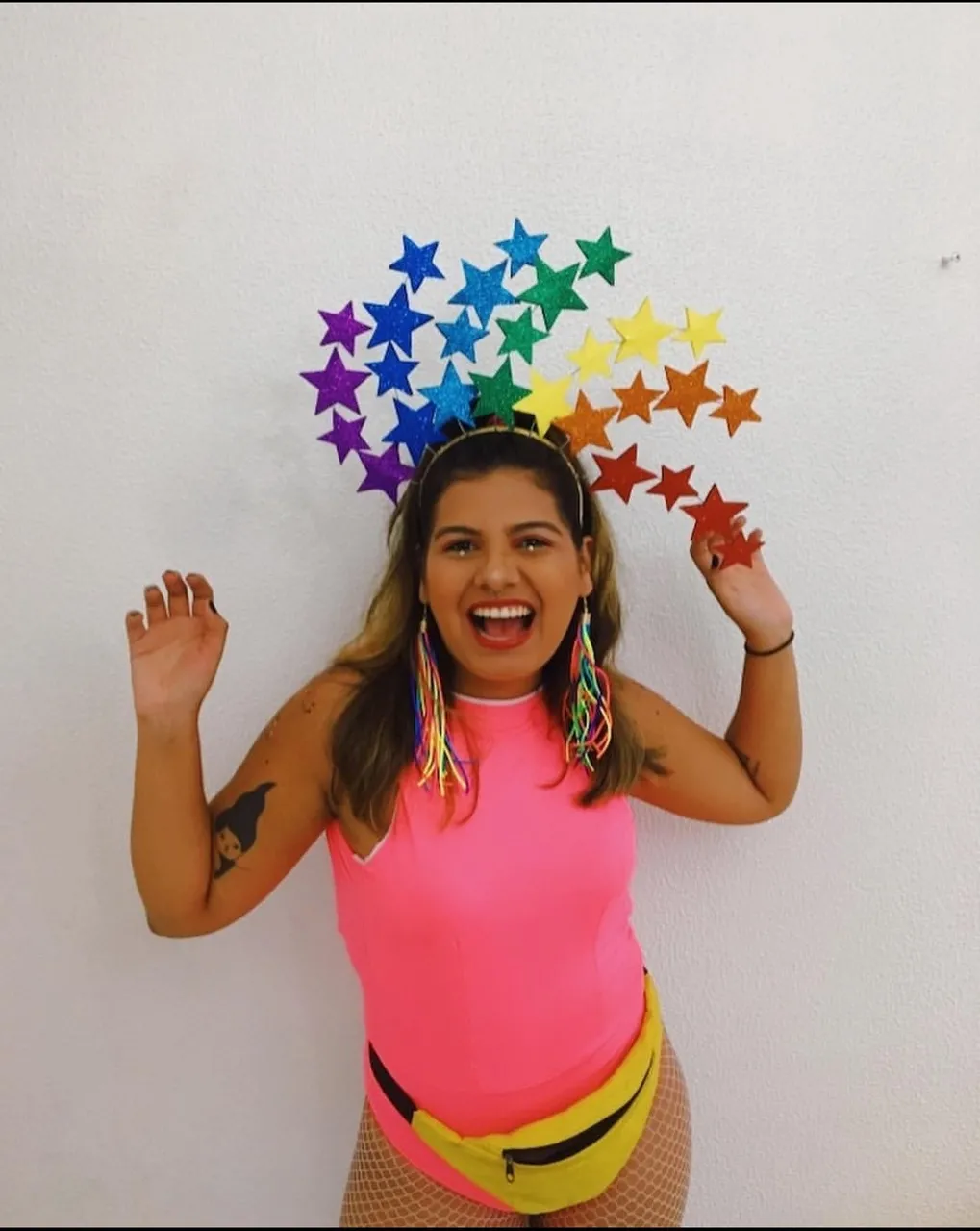 Adornos de cabeça, body e meia-calça compõem um look para curtir a folia