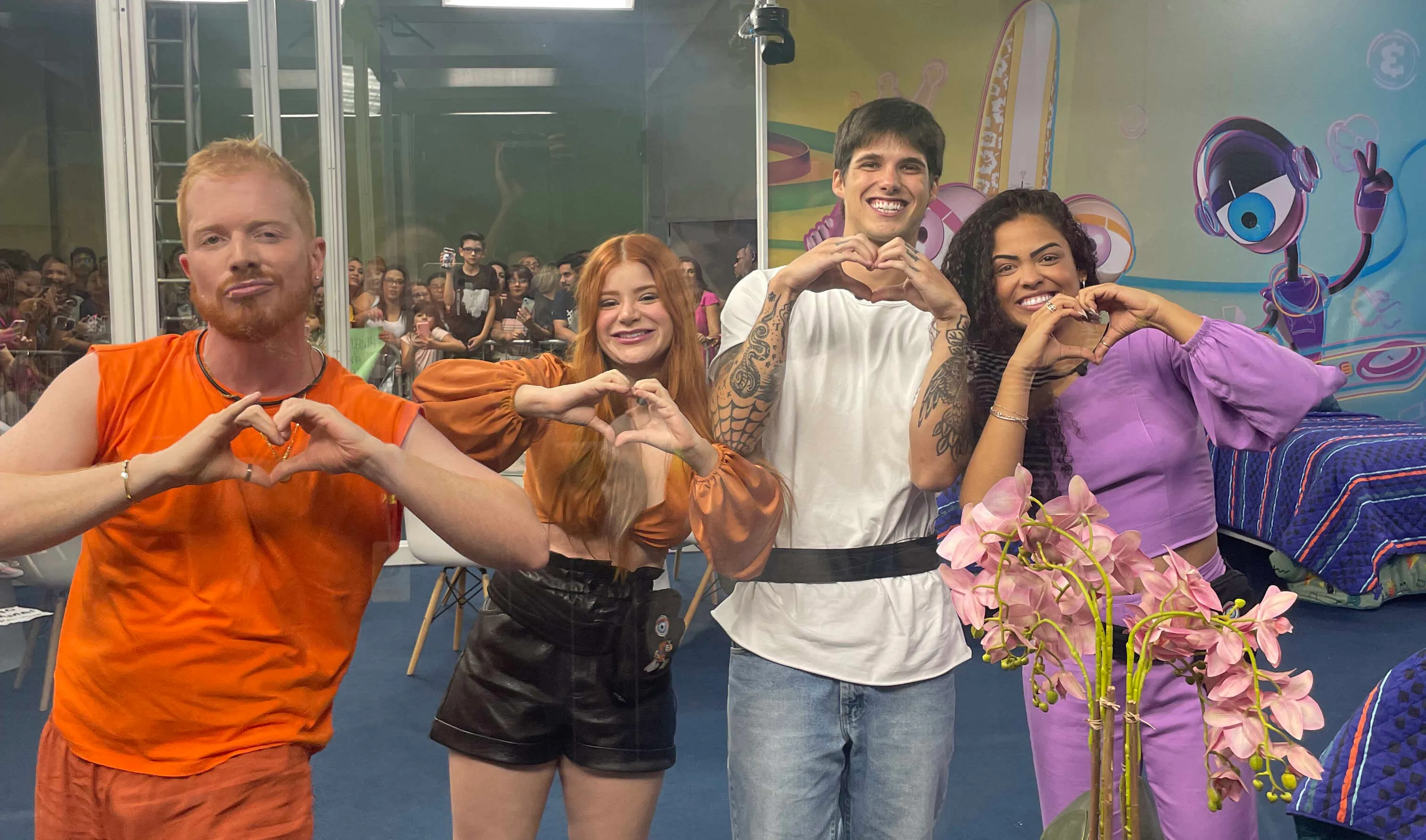 Brothers e sisters disputam vagas em casa de vidro
