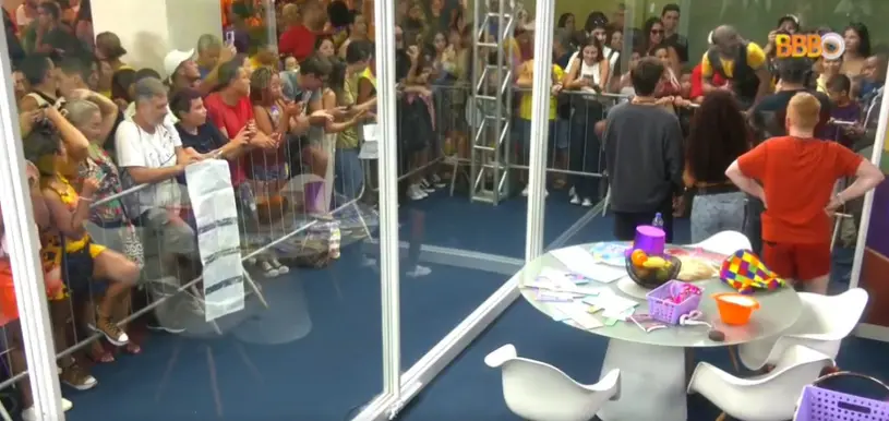 Imagem da notícia: Diogo Defante tenta pular grade da casa de vidro do BBB; veja vídeo 