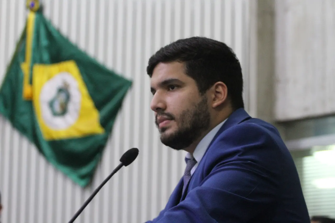 Imagem da notícia: MPF pede abertura de inquérito contra André Fernandes por incitação a atos antidemocráticos