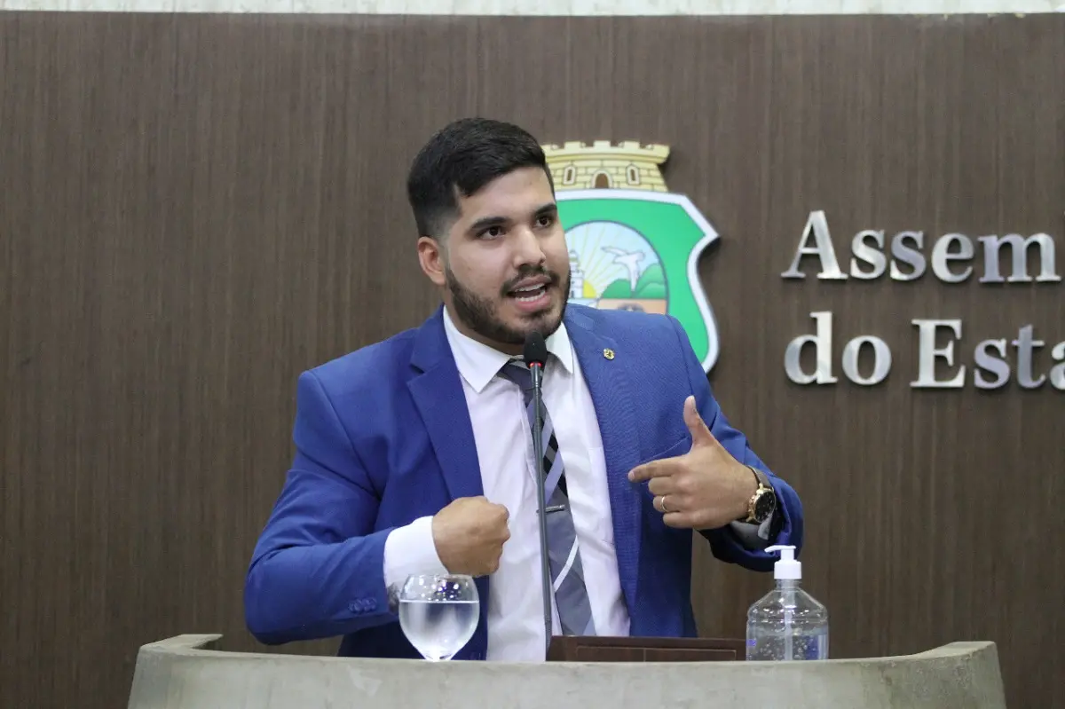 Imagem da notícia: Ação no STF e no TSE pede a cassação do mandato de André Fernandes na Câmara Federal