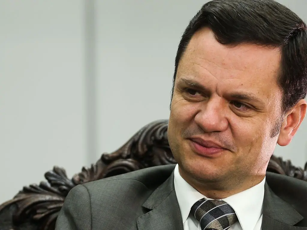 Imagem da notícia: PF encontra minuta na casa de Anderson Torres para mudar resultado das eleições de 2022