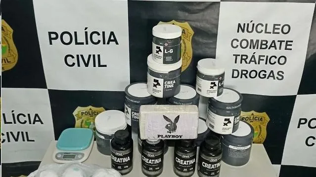 Vinícius Cruz de Aquino e Lucas Oliveira do Nascimento foram presos em flagrante, sob posse de drogas
