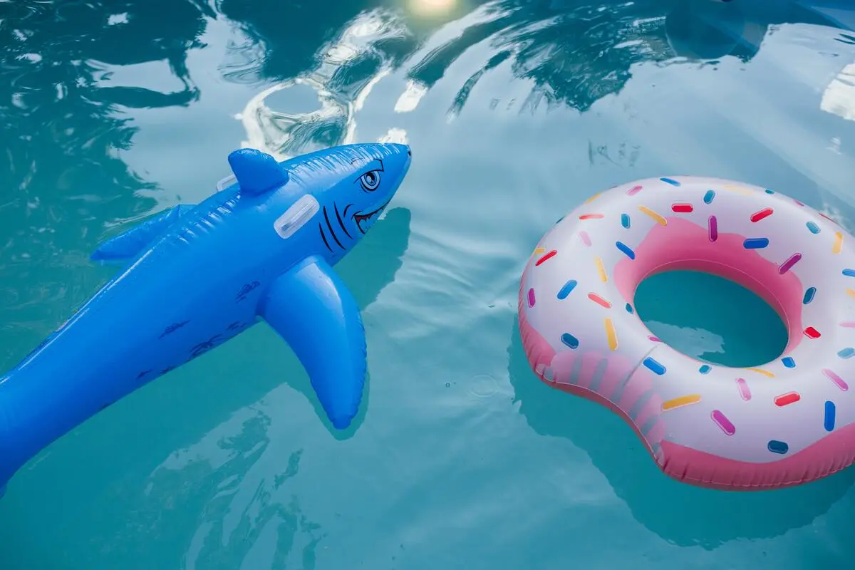 Imagem da notícia: Cores das roupas ajudam a prevenir afogamento de crianças em piscina; veja dicas