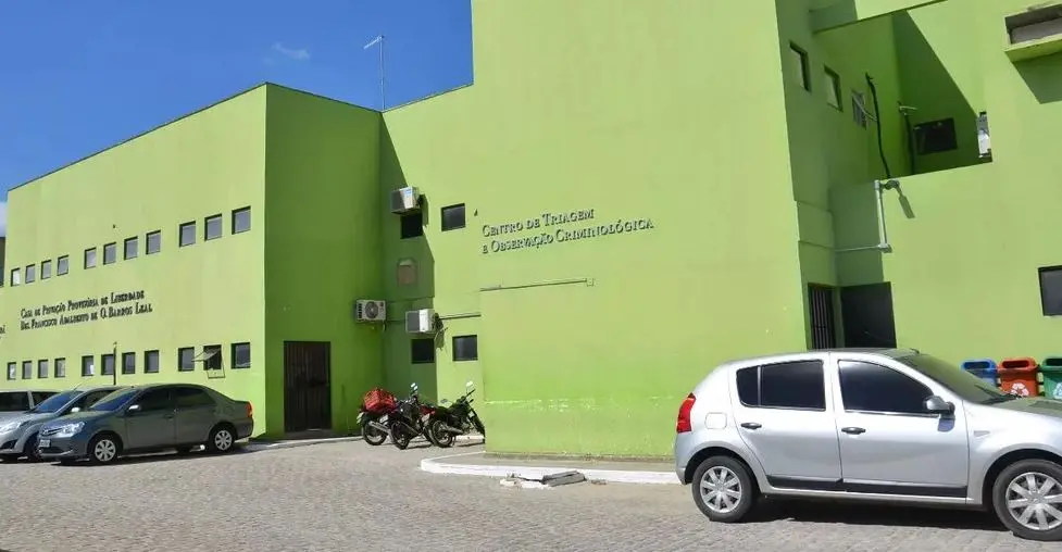 Imagem da notícia: Preso por invadir casa de mulher e tentar cometer crime sexual foge do presídio em Aquiraz