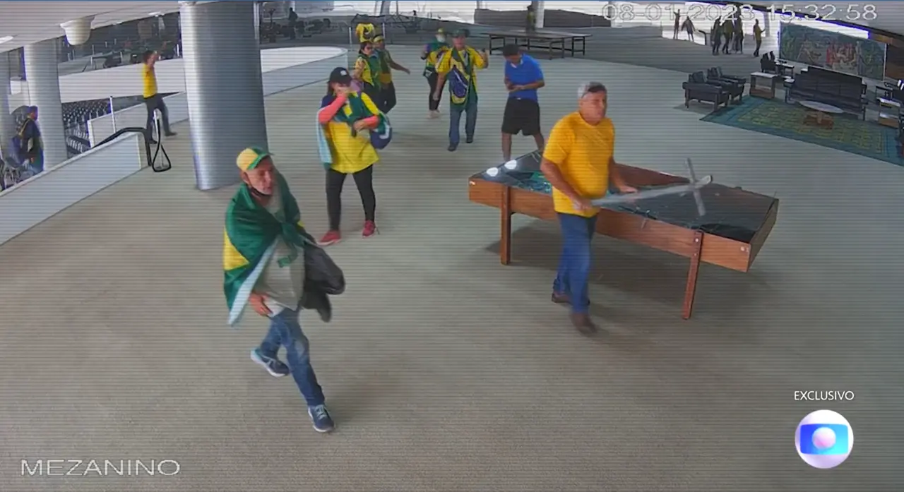 Imagem da notícia: Novas imagens de câmeras de segurança mostram ação de terroristas no Palácio do Planalto