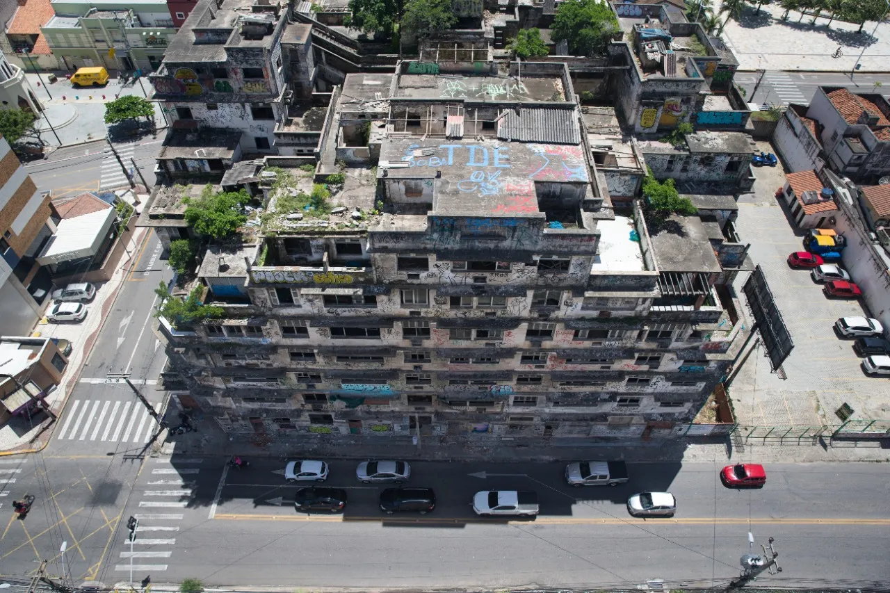 Edifício São Pedro está abandonado e tem o futuro incerto
