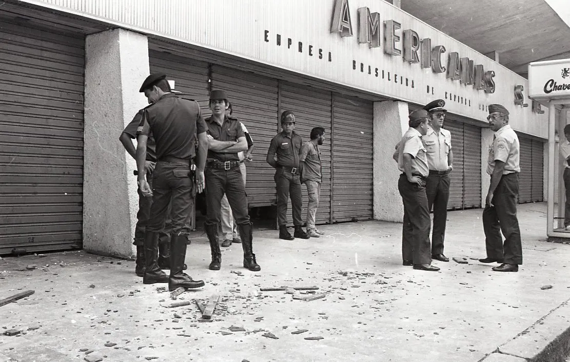 Agentes da Polícia Militar precisaram conter os ânimos dos manifestantes