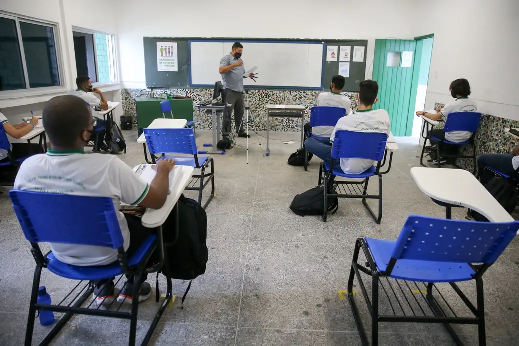 Imagem da notícia: Piso dos professores: CE tem 77 mil docentes na rede pública para receber reajuste salarial