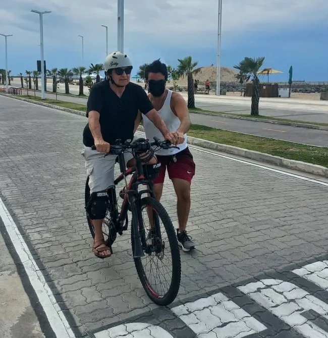 Ao lado do filho Bruno, Humberto volta a pedalar na Beira-Mar de Fortaleza