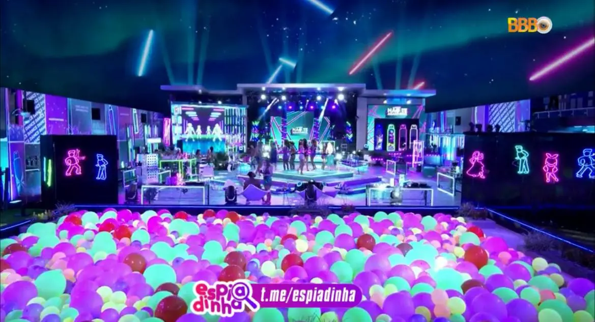 Imagem da notícia: Primeira festa do BBB 23 tem beijos entre participantes e Anitta esquecendo letra da própria música