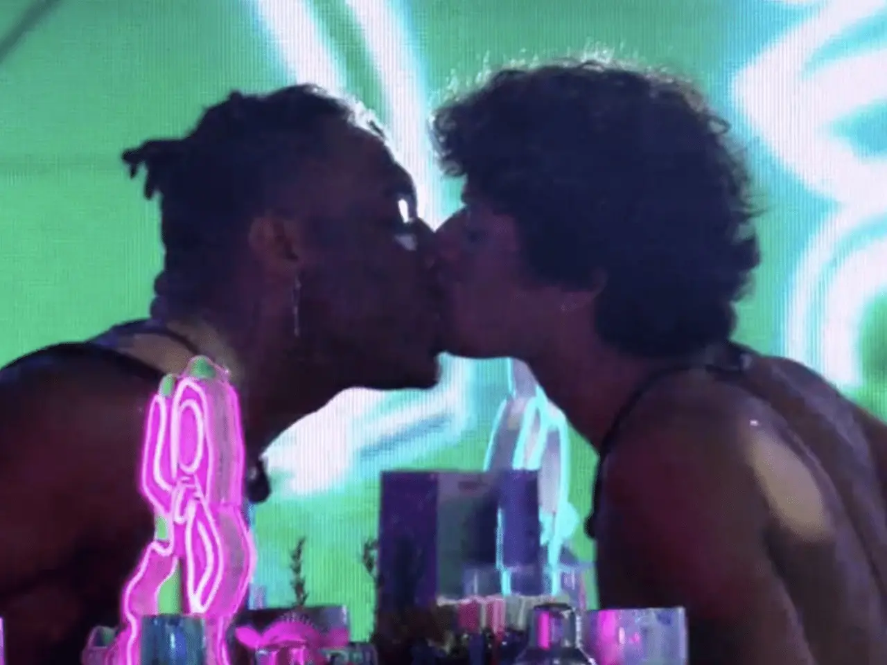 Imagem da notícia: Fred Nicácio se arrepende de beijo em Gabriel Santana na festa do BBB 23: 'ele fica sufocando'