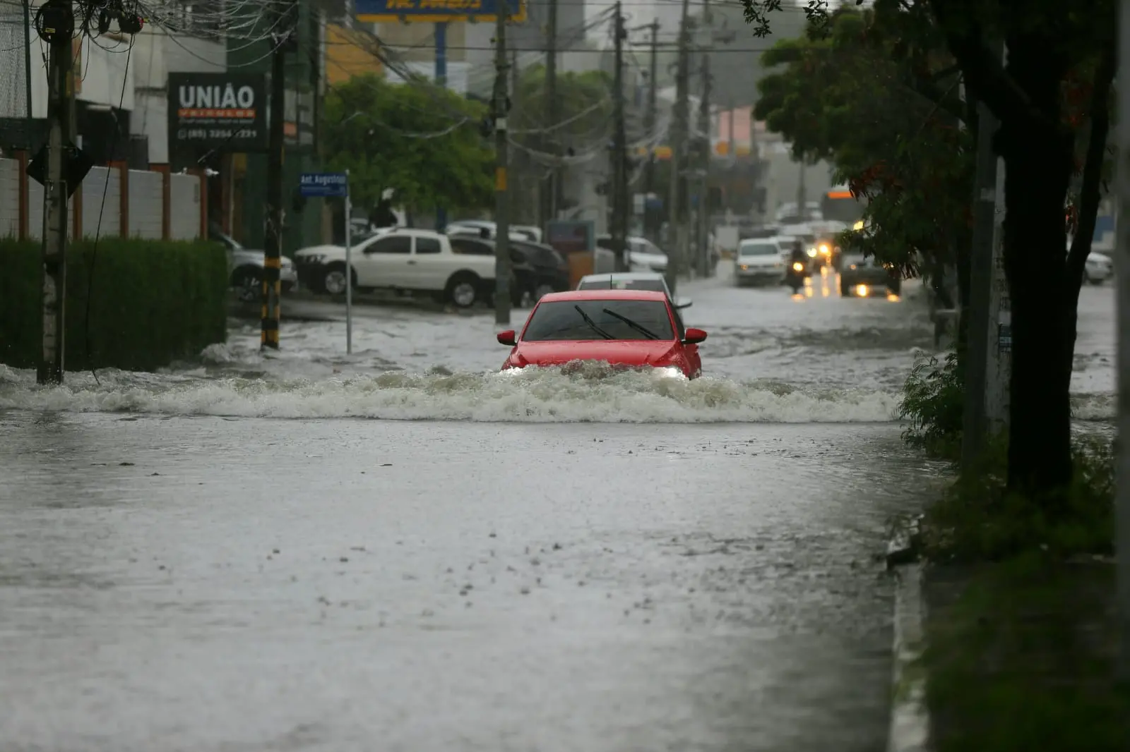 Imagem da notícia: Fortaleza registra chuva forte nesta quinta-feira (19); veja imagens