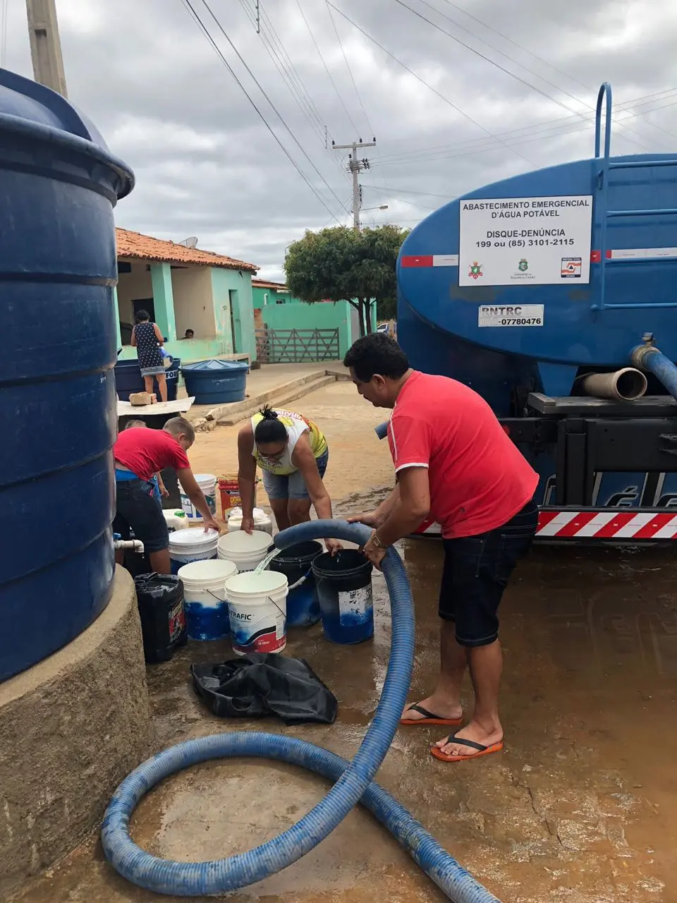 Imagem da notícia: Operação Carro-Pipa volta a ser ameaçada após atraso no pagamento a pipeiros
