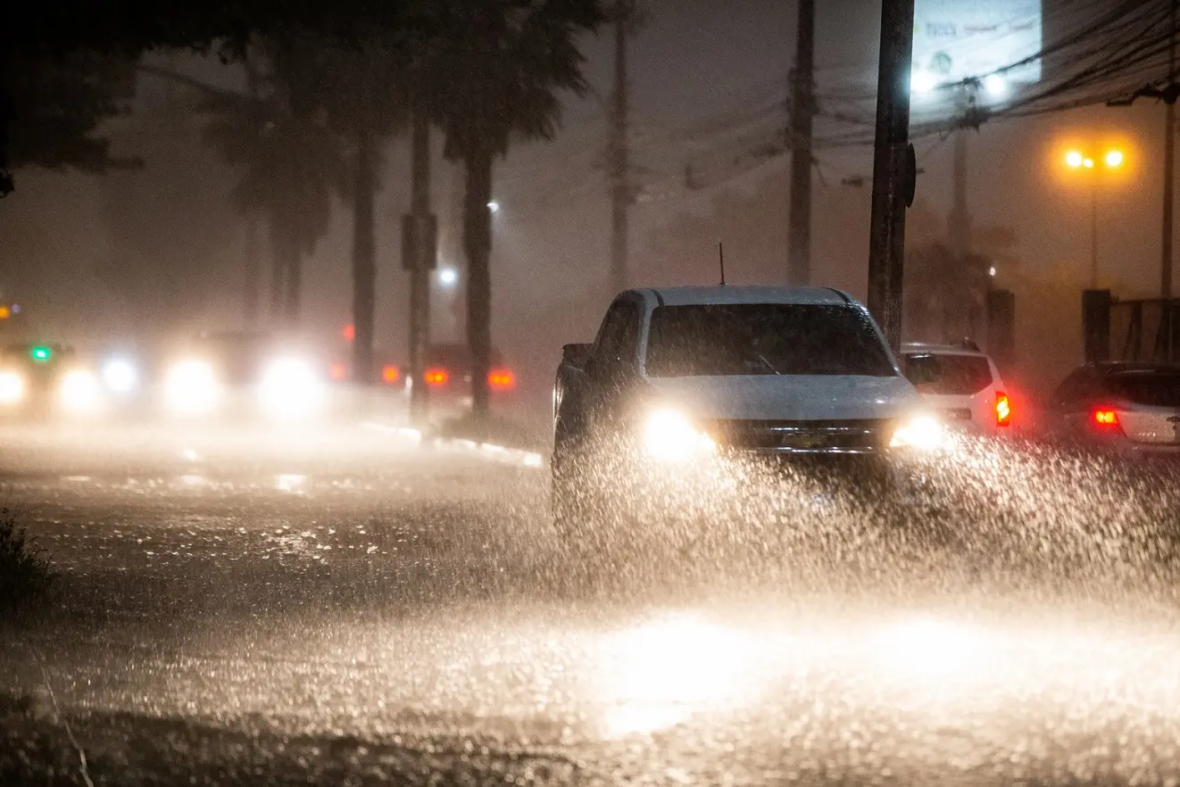 Imagem da notícia: Farol do carro aceso na chuva? Saiba quando é necessário e valor da multa