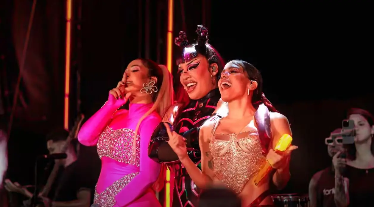 Imagem da notícia: Gloria Groove lança clipe de 'Proibidona' com Anitta e Valesca Popozuda; assista