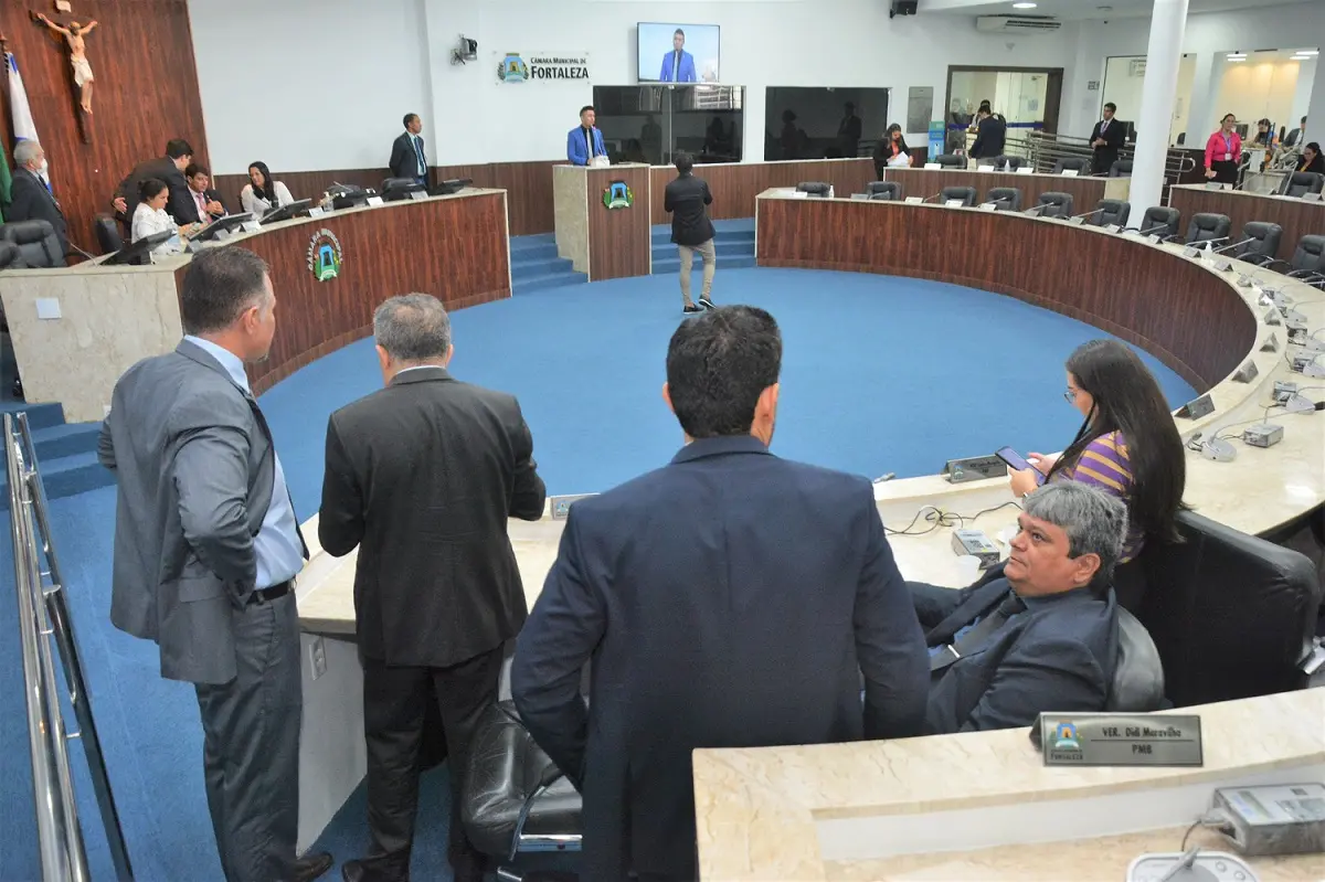 Imagem da notícia: Como a isenção da taxa do lixo às igrejas pode mexer com os planos da oposição em Fortaleza