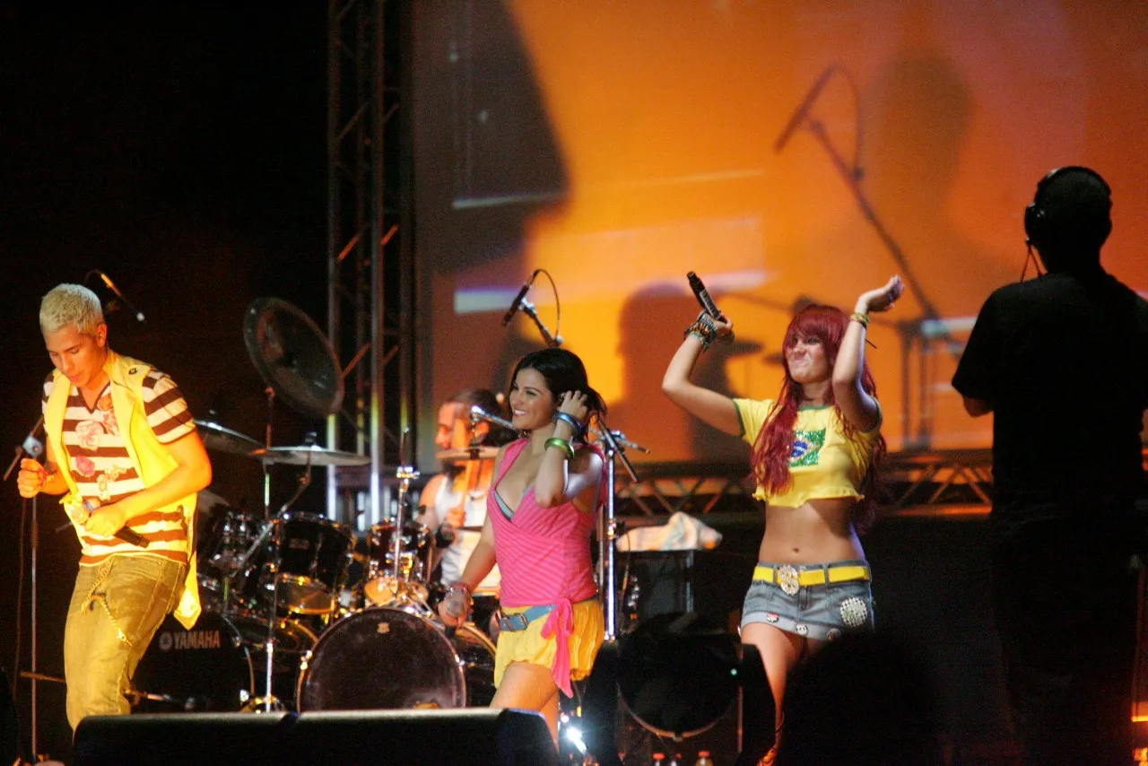 Em 2006, o espetáculo compilou hits dos dois primeiros álbuns de estúdio do RBD, o 
