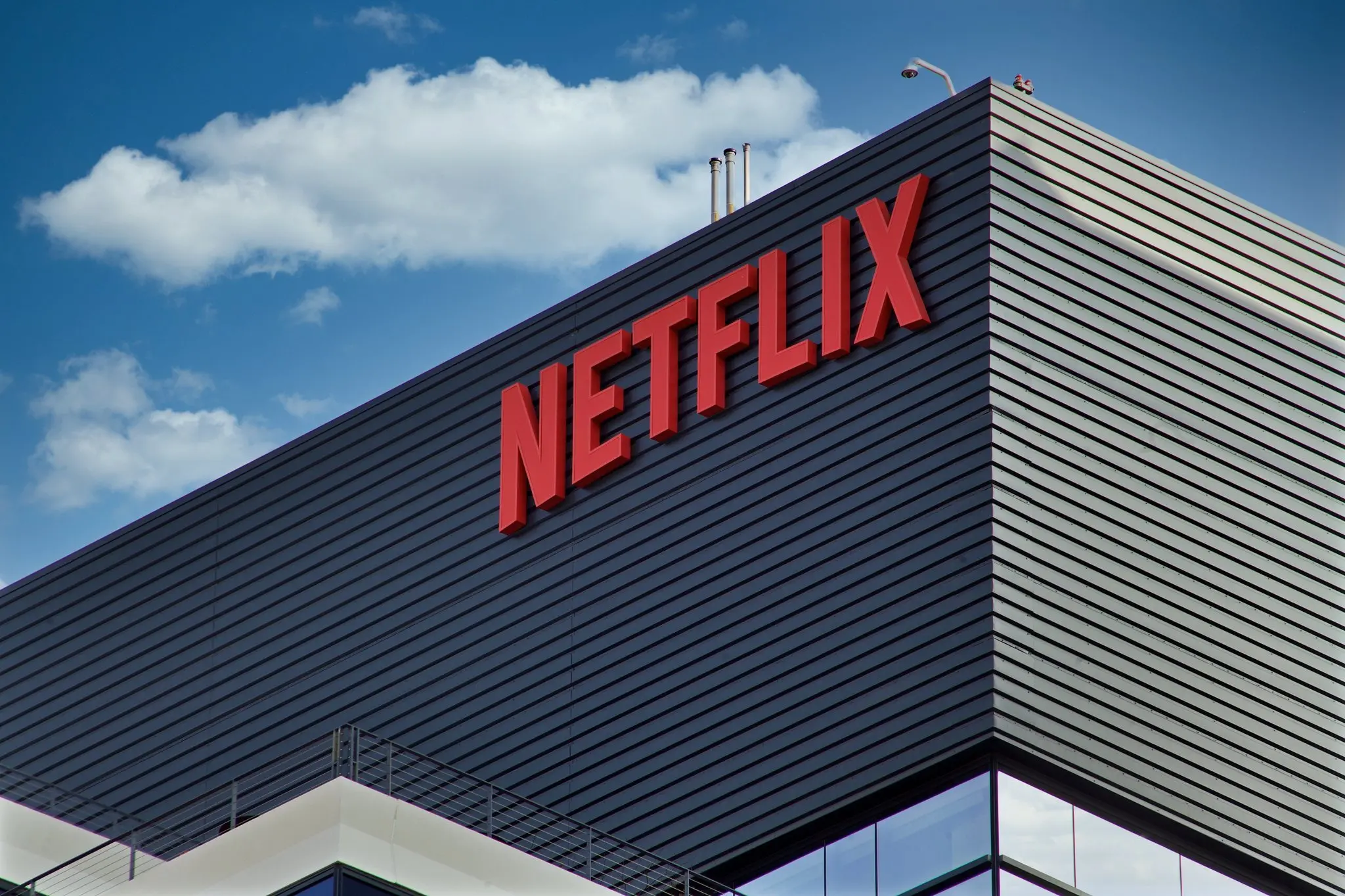 Imagem da notícia: Netflix anuncia vagas de comissário de bordo com salário anual de até R$ 1,9 milhão