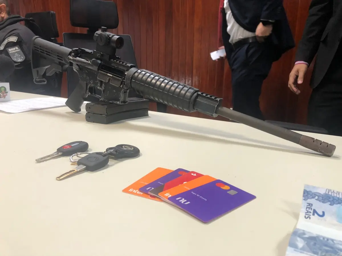 Imagem da notícia: Chefe de facção no CE diz que comprou fuzil por R$70 mil quando estava preso, com ajuda de advogados
