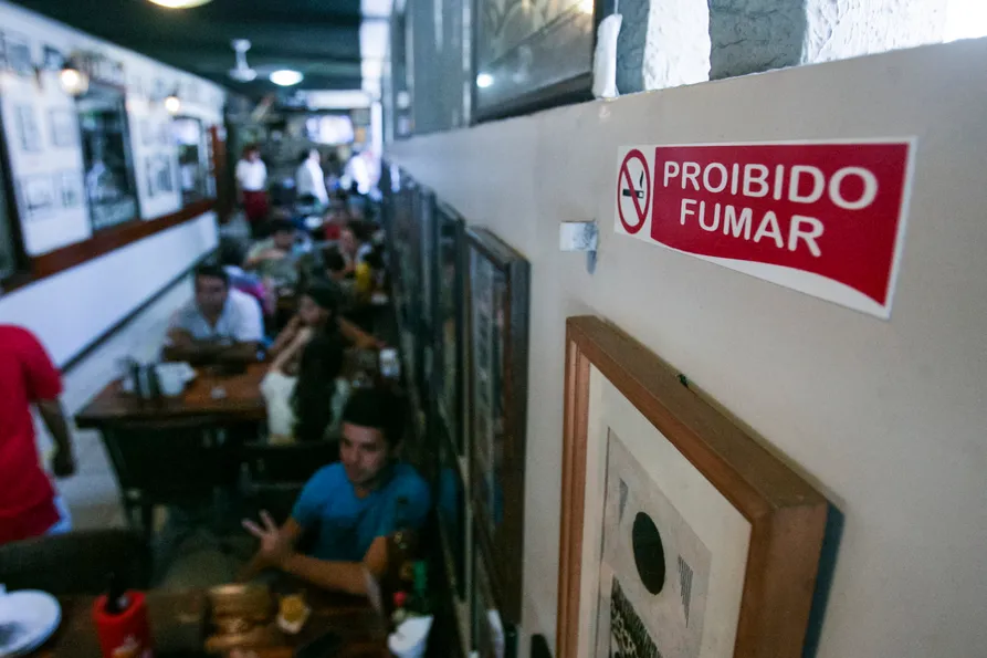 Fumar em ambientes fechados é proibido por lei estadual desde agosto de 2009