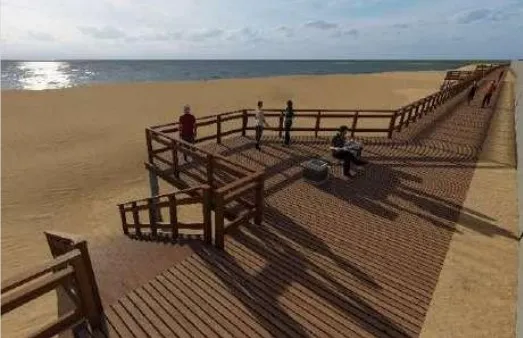 Caminho em deck de madeira da Praia de Iracema ao Poço da Draga