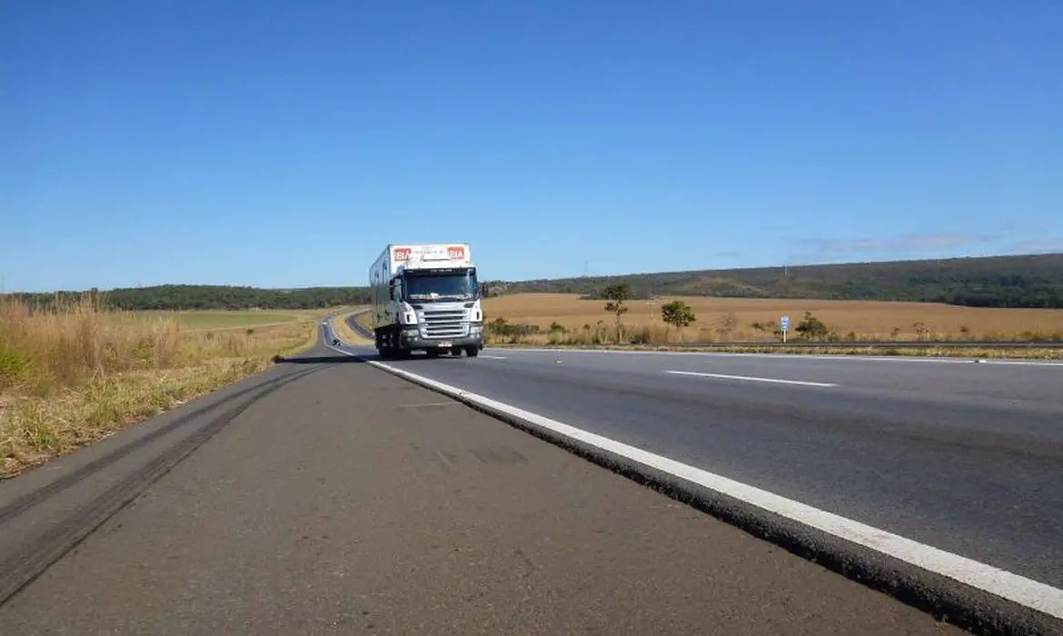 Imagem da notícia: Bebê de 10 meses morre após cair de caminhão em movimento na BR-116, no Paraná
