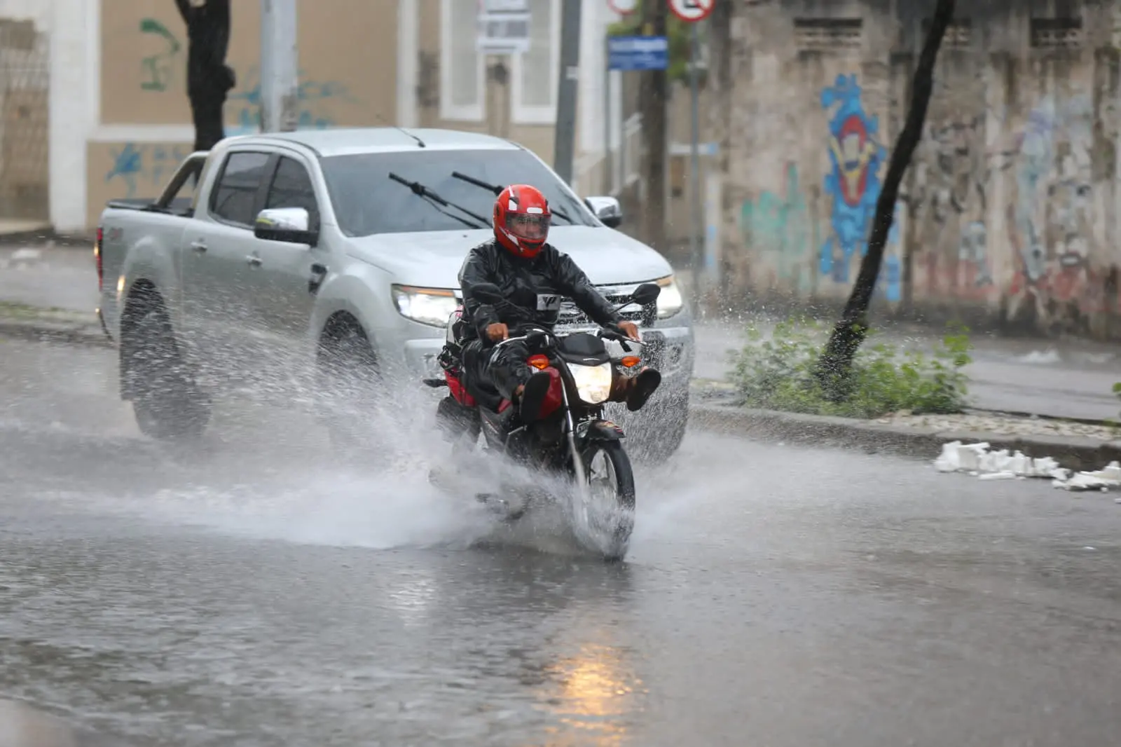 Imagem da notícia: Chove há 10 dias consecutivos em mais de 50 cidades cearenses; açudes conquistam aporte