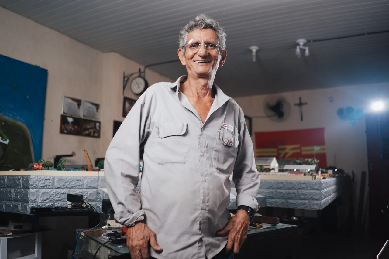 Antônio José Simião é ferroviário e artista metalúrgico