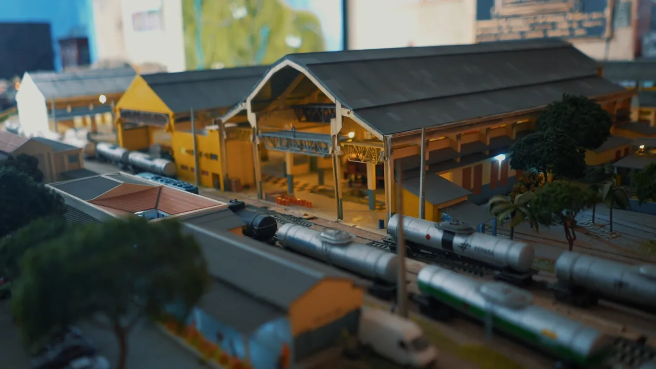 Não demorou para começar a encher os cômodos com as maquetes: do quarto à sala