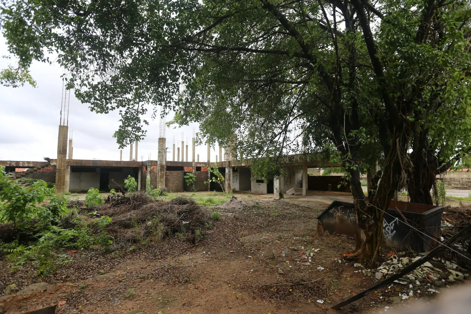 Obra de escola profissionalizante interrompida no bairro Jangurussu
